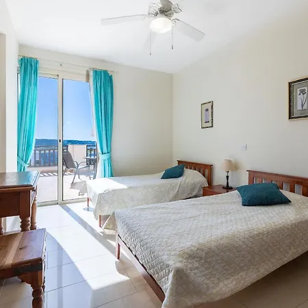 Sea View With Private Pool In Coral Bay 파포스